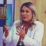 Kitty Lima acerta na forma, mas erra no conteúdo ao comparar a paciência com Emília Corrêa e a paciência com a empresa Iguá. Uma coisa é uma coisa e outra coisa é outra coisa!